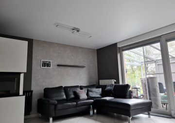 Nahaufnahme einer Spanndecke in Weiß-Matt mit dunkelgrauem Design, um die feinen Details der Optik zu zeigen